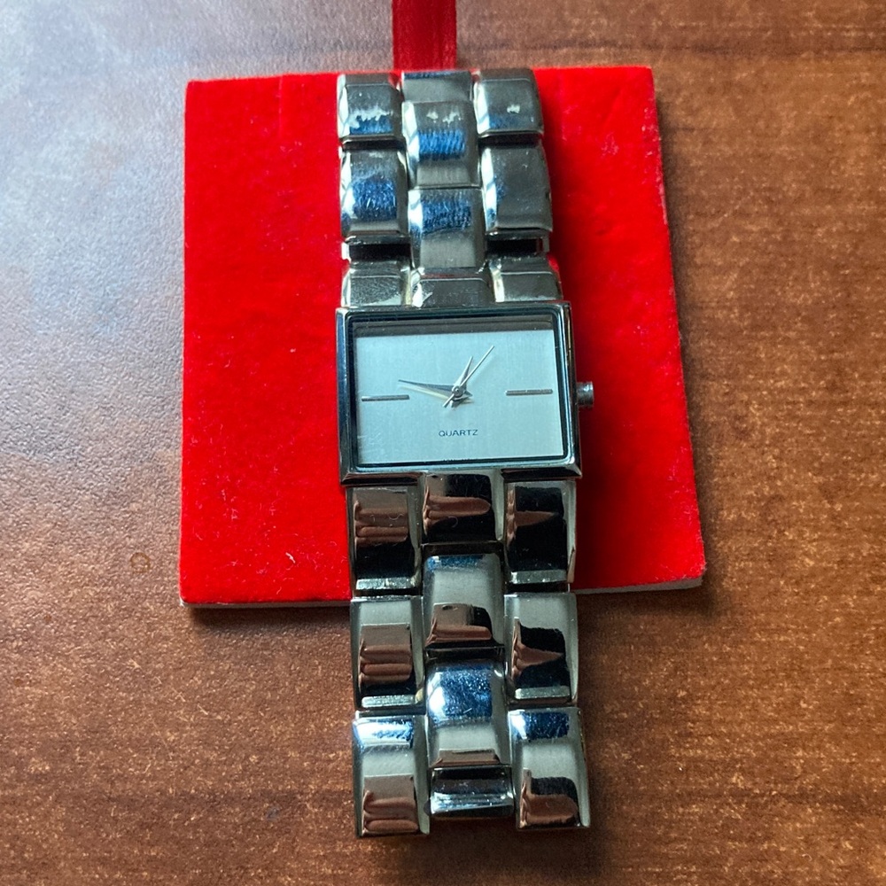 Working quartz sleek women’s watch